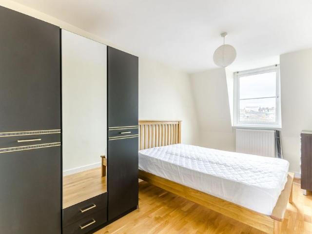 Oldridge Road, Balham, London, SW12 1 bed flat to rent £1,900 pcm £438 pw