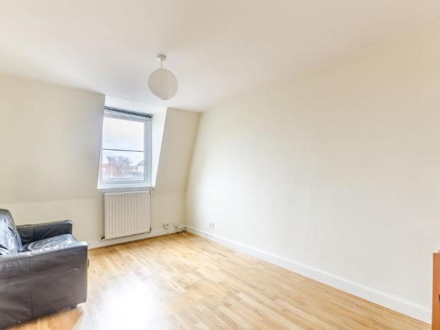 Oldridge Road, Balham, London, SW12 1 bed flat to rent £1,900 pcm £438 pw