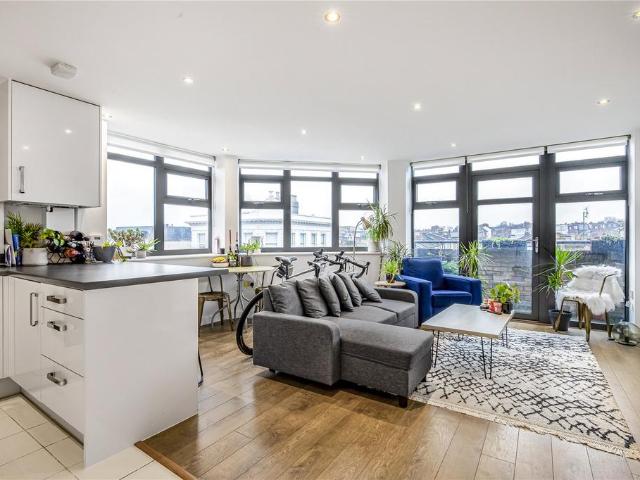 Oldridge Road, London, SW12 2 bed flat to rent £2,750 pcm £635 pw