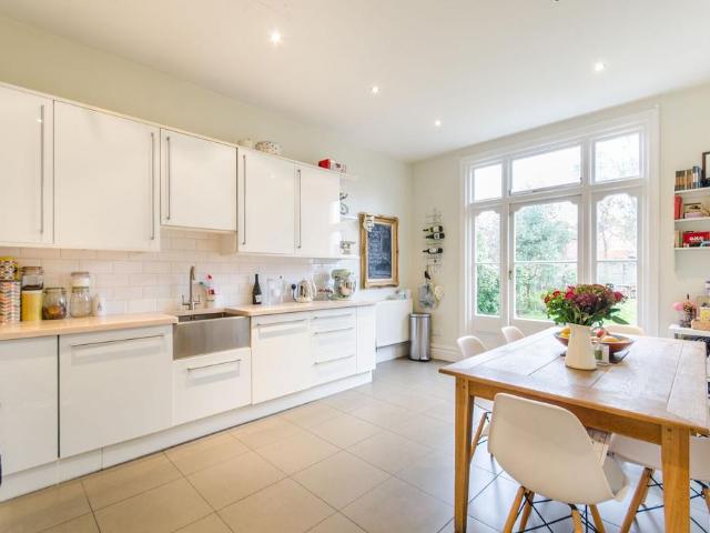Olive Road, Cricklewood, London, NW2 3 bed house to rent £3,900 pcm £900 pw