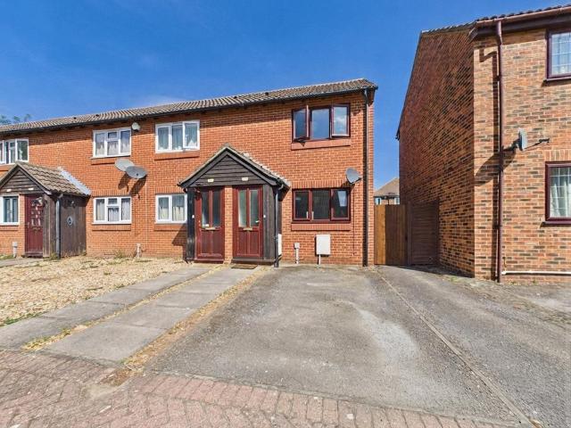 Oliver Close, Addlestone, KT15 1 bed end of terrace house to rent £1,400 pcm £323 pw