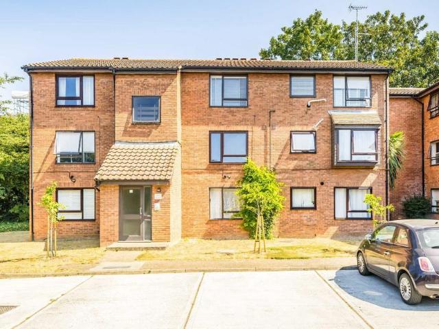 Oliver Close, London W4 2 bed flat to rent £2,200 pcm £508 pw