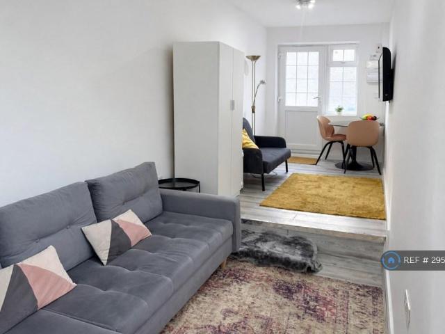 Oliver Road, Hemel Hempstead, HP3 Studio to rent £1,000 pcm £231 pw