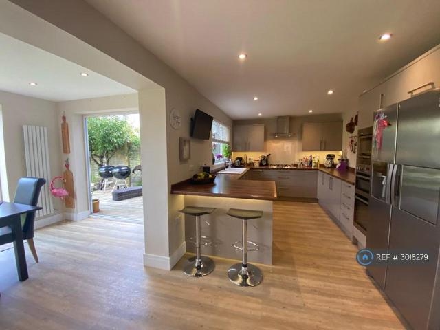 Oliver Whitby Road, Chichester, PO19 4 bed semi detached house to rent £2,350 pcm £542 pw