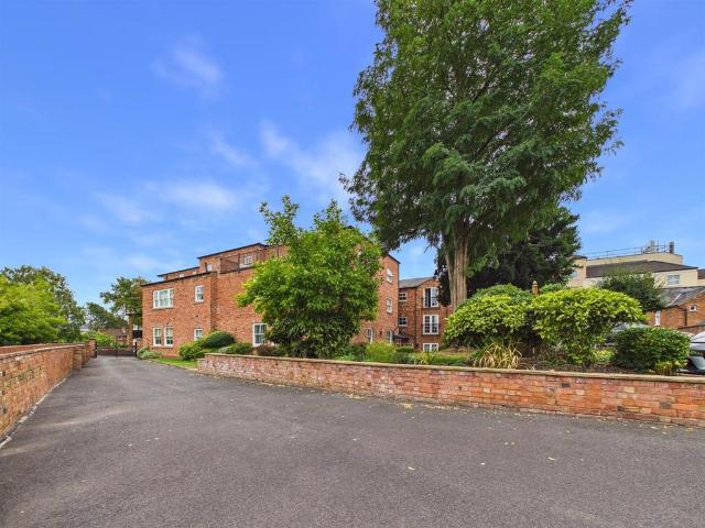 Olivers Lock, Stratford Upon Avon 2 bed penthouse to rent £1,695 pcm £391 pw