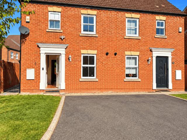 Olivia Drive, SLOUGH, SL3 7GL 3 bed semi detached bungalow to rent £2,250 pcm £519 pw