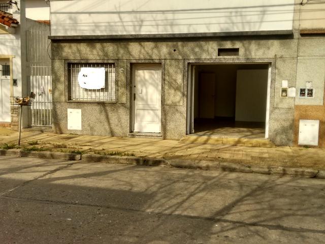 OLIVOS en ALQUILER casa muy comoda con 2 dorm, living comedor, cocina comedor,, baño, garage, patio,jardin y terraza