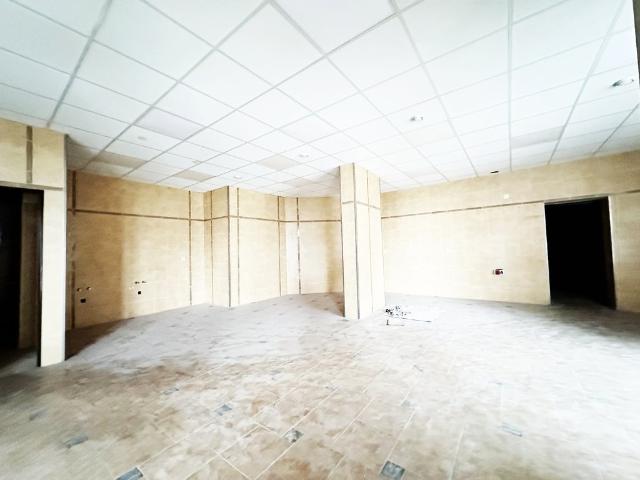 Na wynajem przestronny lokal 110 m² z witrynami i parkingiem