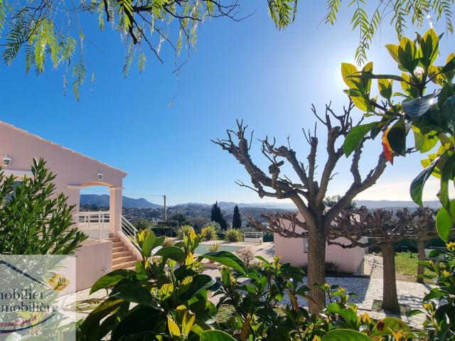 OLLIOULES VILLA T6 DE 205 m2 AVEC PISICINE ET VASTE GARAGE PLEINE VUE MER