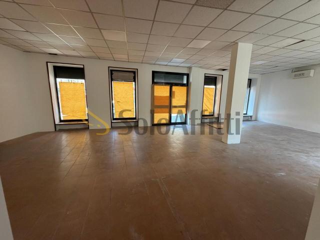 Oltre 5 vetrine Piazza Oreste Biraghi trilocale 100mq
