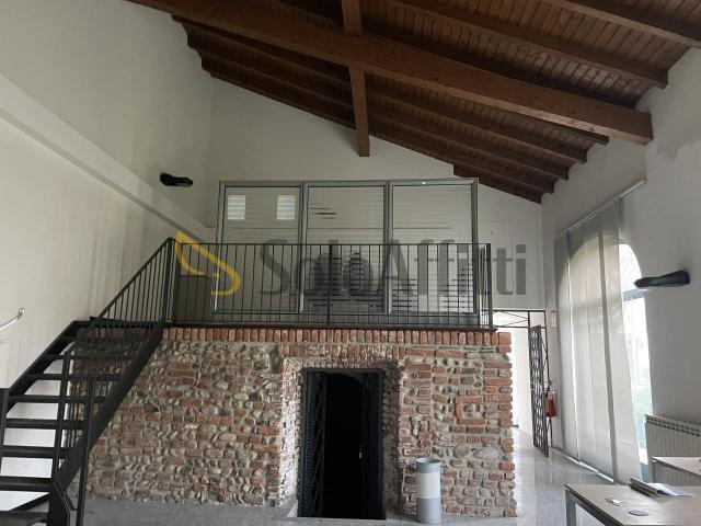 Oltre 5 vetrine Piazza Baracca 18 trilocale 200mq
