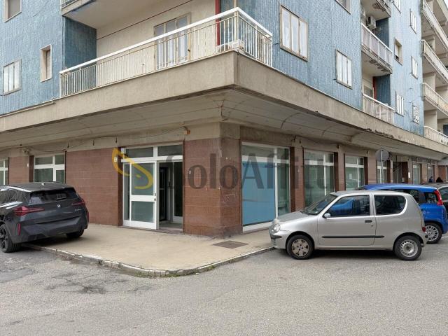 Oltre 5 vetrine Via Nazario Sauro 9 8 vani 260mq