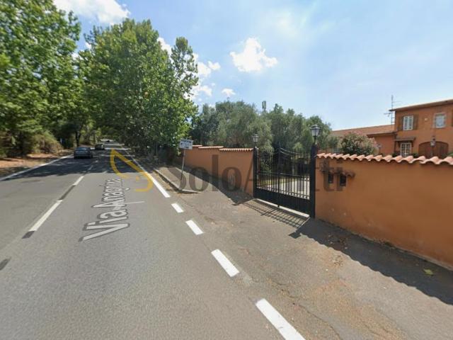 Oltre 5 vetrine Via Anagnina 608 5 vani 500mq