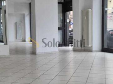 Oltre 5 vetrine Via Dante Di Nanni 64 trilocale 130mq