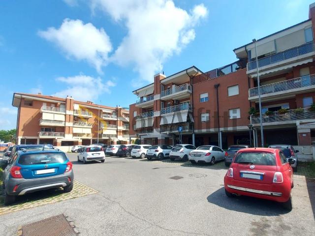 Oltre 5 vetrine Via Sandro Pertini bilocale 200mq