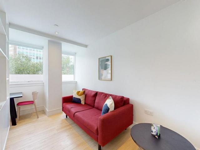 Olympic Way Studio to rent £1,675 pcm £387 pw