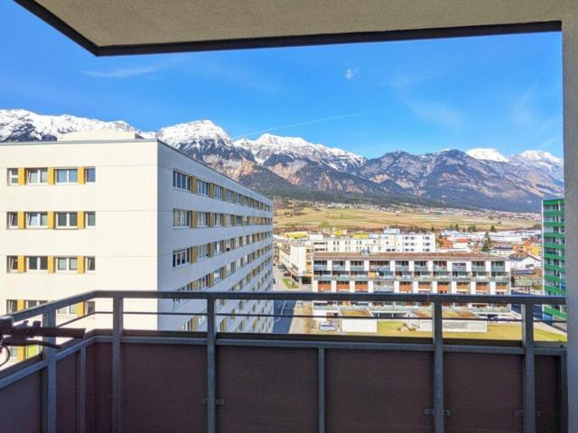 Olympisches Dorf: 4er WG im 9. Obergeschoss mit Lift, zwei Balkonen & Tiefgaragenabstellplatz