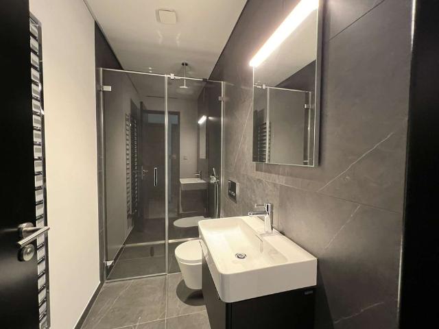 OMNITURM: Luxus und Komfort vereint: Elegante Wohnung mit en Suite Badezimmer & großem Balkon