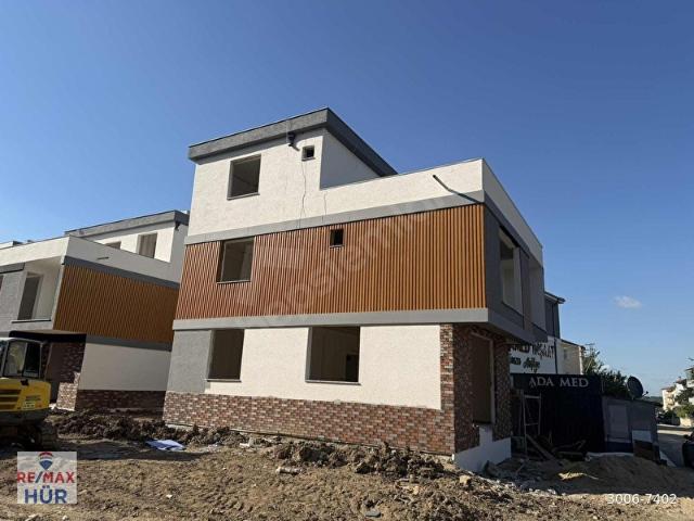 ÖMER İNAN REMAX HÜR ARİFİYE MERKEZDE 6+1 SATILIK LÜX VİLLA