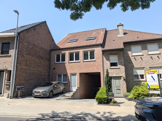 Omschrijving Deze duplex, gelegen op de eerste verdieping, bestaat uit een inkomhal, gastentoilet, woonkamer met open keuken voorzien van kookplaat, dampkap en spoelbak en toegang naar het ruim zongericht west terras 19m². De verdieping bestaat ui