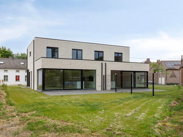 Omschrijving Deze energiezuinige nieuwbouwwoning is uiterst rustig gelegen doch nabij winkels, scholen, openbaar vervoer en verbindingswegen. Indeling: Inkomhal/traphal met gastentoilet, een ruime lichtrijke leefruimte met volledig ingerichte open keuke