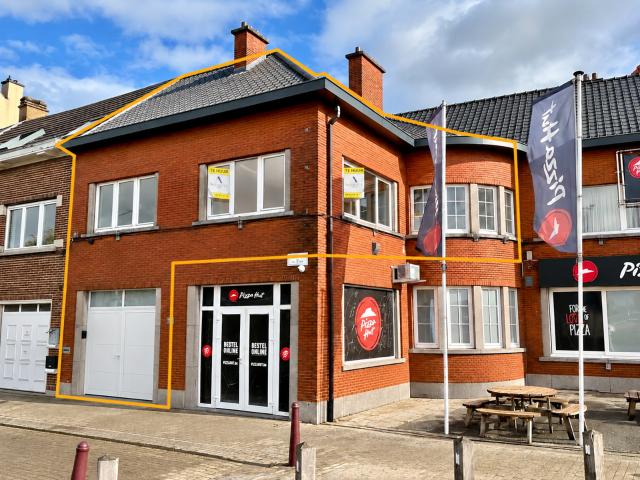 Omschrijving Dit gerenoveerde appartement is gunstig gelegen aan de stadsrand van Aalst, op korte afstand van winkels, warenhuizen, scholen, openbaar vervoer en belangrijke verbindingswegen. Op het gelijkvloers betreedt u het gebouw via de ruime garage