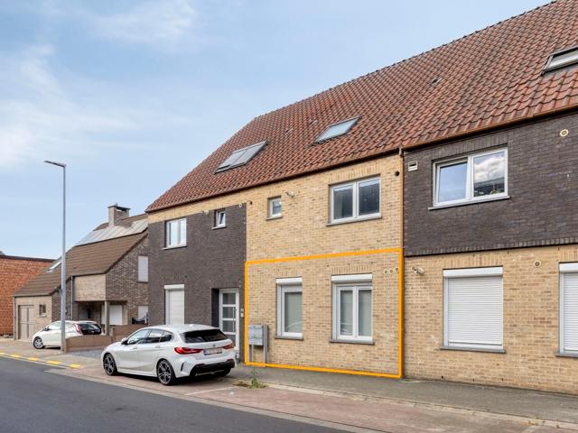 Omschrijving Dit instapklare gelijkvloers appartement is uitstekend gelegen in Essene Affligem, op korte afstand van winkels, supermarkten, scholen, openbaar vervoer, treinstations en de op en afritten van de E40 Affligem en Ternat. Het appartement