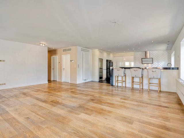 Omschrijving Dit prachtige, volledig gerenoveerde appartement biedt alles wat je zoekt in een moderne en comfortabele woning. Met maar liefst vier ruime slaapkamers, een prachtig terras van 80m2. Het appartement is onlangs compleet gerenoveerd met hoog