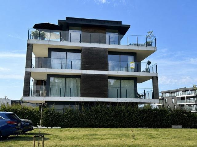 Omschrijving In het agrarisch gebied omheen de 'Van Mossevelde molen' bevindt zich dit recent appartement, gelegen op de 2de verdieping en toegankelijk via de lift. Met een bewoonbare oppervlakte van 95 m² heeft deze de volgende indeling: inkomhal/nacht
