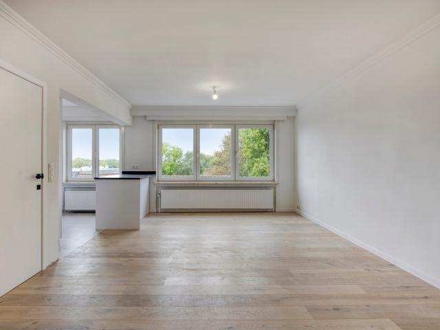 Omschrijving Ontdek dit prachtig gerenoveerde appartement in de Nerviërsstraat 140 te Asse, waar luxe en comfort hand in hand gaan. Bij het binnenkomen word je verwelkomd door een stijlvolle inkomhal met apart gastentoilet en een luxueuze badkamer. De t