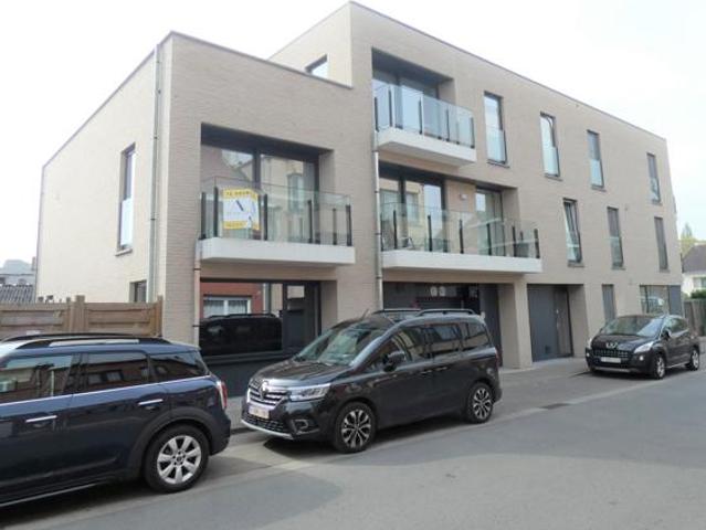 Omschrijving Lichtrijk en gezellig 2 slaapkamer appartement te Aalst in de nabijheid van winkels, scholen, openbaar vervoer en verbindingswegen. Dit appartement is gelegen op de eerste verdieping en eveneens toegankelijk met de lift. Indeling: ruime ink