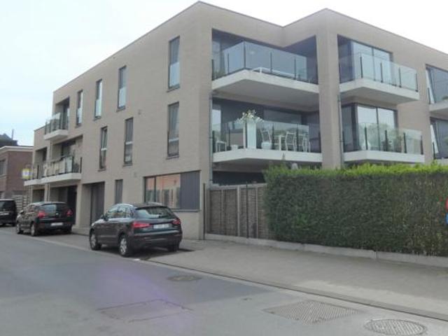 Omschrijving Lichtrijk en gezellig 2 slaapkamer appartement te Aalst in de nabijheid van winkels, scholen, openbaar vervoer en verbindingswegen. Dit appartement is gelegen op de eerste verdieping en eveneens toegankelijk met de lift. Indeling: ruime ink