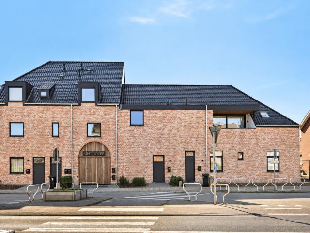 Omschrijving Sint Jozef is een kleinschalig project gelegen in de Oude Stationsstraat te Herne. Het vroegere schoolgebouw is omgetoverd tot een harmonieus geheel van tijdloze woningen en appartementen! Voor de bouw en afwerking van alle wooneenheden wor