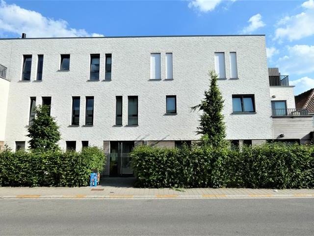 Omschrijving Recent twee slaapkamer appartement met terras in de nabijheid van winkels, scholen en openbaar vervoer. Het appartement is gelegen op de 1ste verdieping en is ook bereikbaar met de lift. Indeling: inkomhal/nachthal, lichtrijke leefruimte me