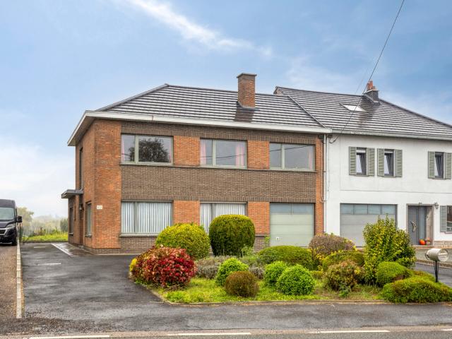 Omschrijving U zoekt een woning met heel veel ruimte? Met bureau, stockageruimte, 4 5 slaapkamers, grote garage en tuin? Dan kan deze u misschien bekoren? Zij bevindt zich op een grondoppervlakte van ongeveer 10are en is als volgt ingedeeld: gelijkvl