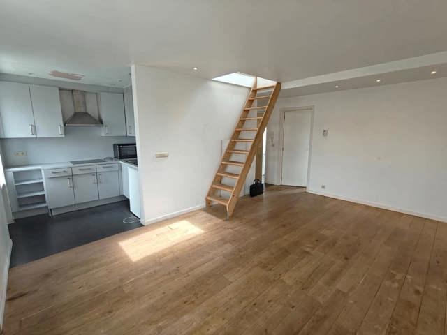 Omschrijving Zeer rustig gelegen twee slaapkamer appartement TE HUUR in Etterbeek. Het appartement is voorzien van een ruime leefruimte met open keuken alle voorzieningen, twee slaapkamers, badkamer douche in bad en lavabo en apart toilet. De gemeen