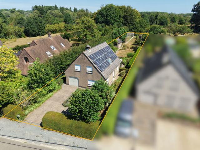 Omschrijving Zeer rustig gelegen open bebouwing te Ternat Sint Katherina Lombeek in dichte nabijheid van warenhuizen, scholen, treinstation en op en afrittencomplex E40 Affligem. De woning werd als volgt ingedeeld: op het gelijkvloers: inkomhal met g