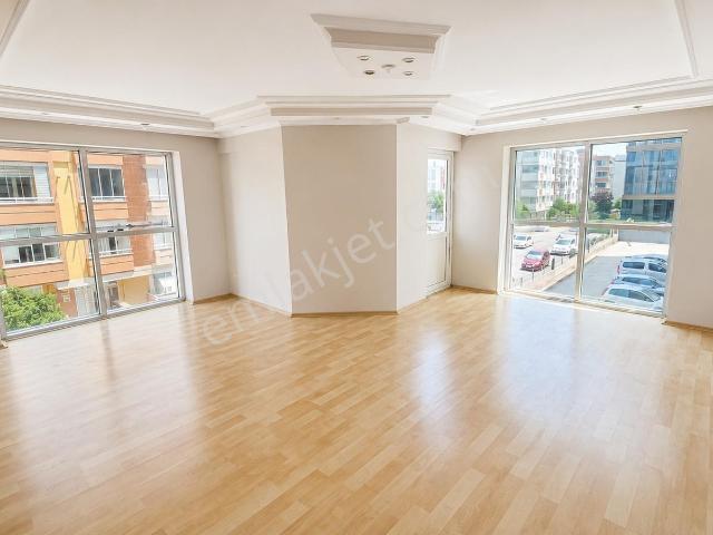 Ömüevleri'nde 135 M² Net | Giyinme Odalı | Çift Balkonlu 3+1 !