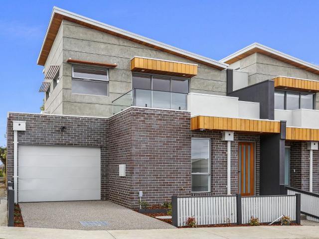 On the Preston/ Thornbury boarder with stunning city views