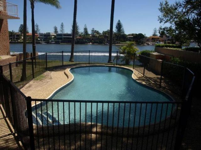On Water, Walk to Surfers Paradise CBD, Pool, 6 Month Lease
