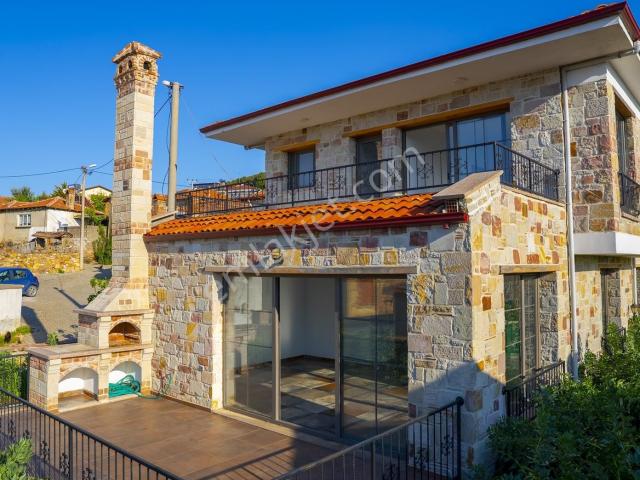 Onmax Taylıelinde Deniz Manzaralı Konak Havasında Lüks Taş Villa