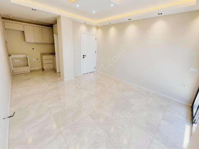 Onmax Öğretmenler'de Satılık 2+1 Denize 900 M Sıfır Daire
