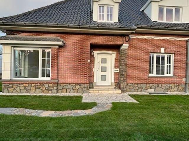 Onmiddellijk beschikbaar mooi gerenoveerde woning