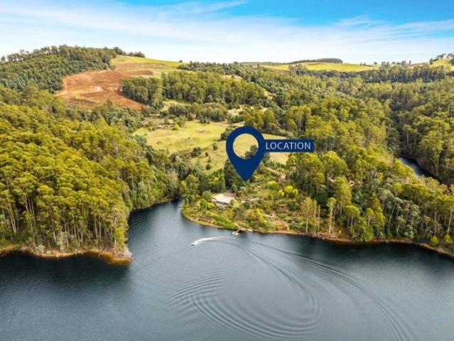 Once in a Lifetime Lake Front Oasis with Spectacular Gardens, 30 minutes to iconic Cradle Mountain or 40 minutes to the Coast