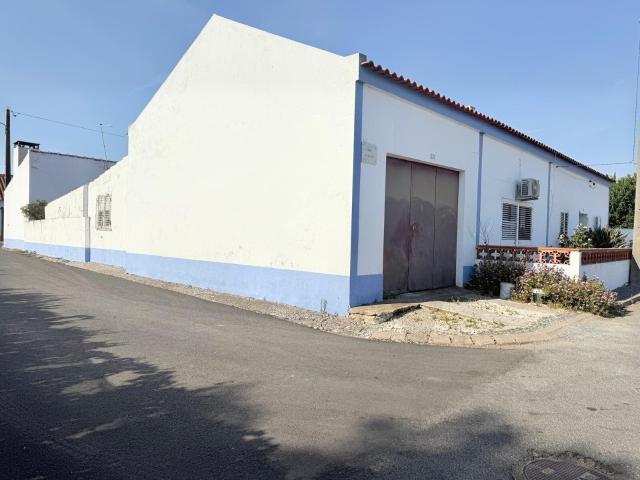 Onde a Planície encontra a Aventura: Moradia T3 com Quintal. 204m² Ferreira do Alentejo e Canhestros