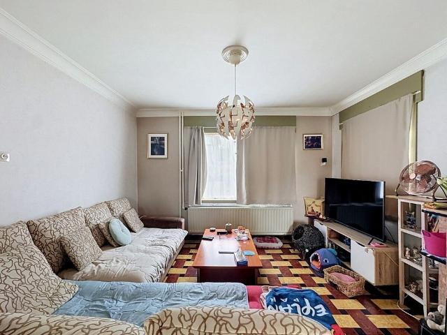 ONDER OPTIE: Woning met veel opbergruimte te Zomergem!
