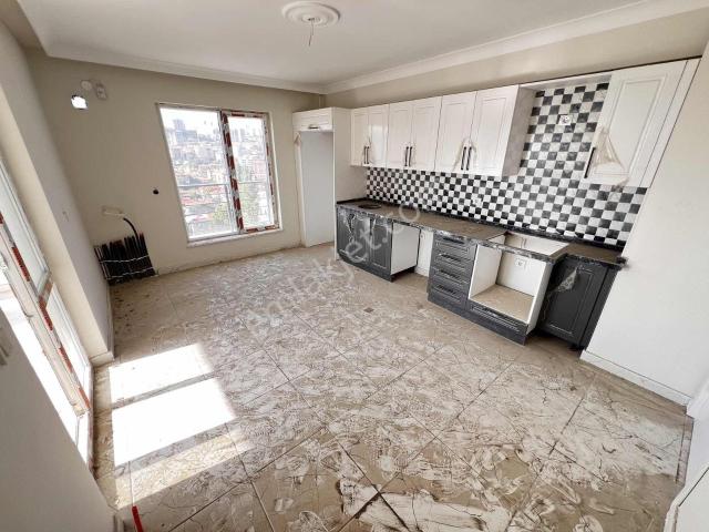 Önder Selçuk Caddesi Üzeri 11.kat Sıfır 3+1 170m2 Daire