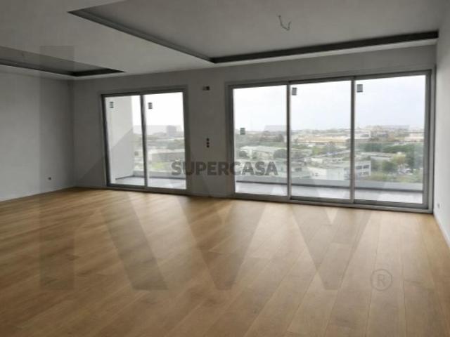 Apartamento T2 com 2 Suites | Piscina | Parqueamento e Arrecadação | Carnaxide