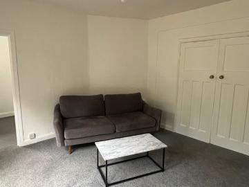 One bed flat 10 mins from city centre