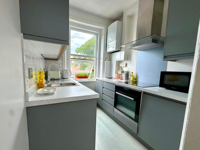 One bed flat in barons court road